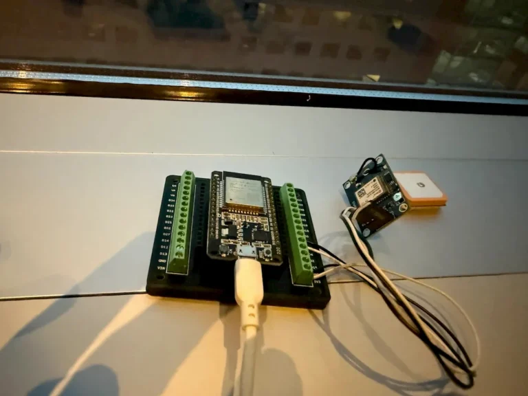 Wired prototype of a DIY camper GPS using an ESP32 and NEO-6M module